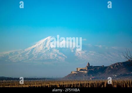 Landschaftlich schöner Blick auf das Armenische Kloster Khor Virap und das Biblischer Ararat Berg in Armenien Stockfoto