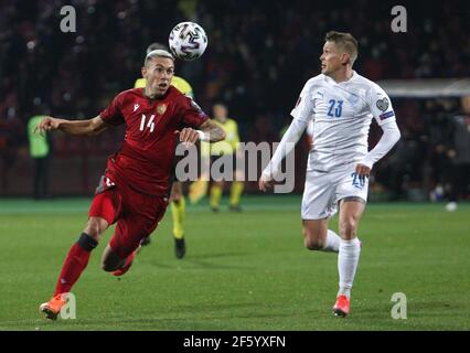 (210329) -- JEREWAN, 29. März 2021(Xinhua) -- Norberto Briasco (L) aus Armenien steht mit Ari Skulason aus Island während des Qualifikationsspiels der FIFA Fußball-Weltmeisterschaft 2022 zwischen Armenien und Island in Jerewan, Armenien, 28. März 2021. (Foto von Gevorg Ghazaryan/Xinhua) Stockfoto