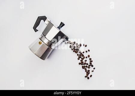 Kaffeebohnen, die aus der Mokakapfanne gegossen werden. Stockfoto
