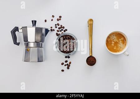 Zutaten für die Zubereitung von Kaffee, Ansicht von oben auf weißem Hintergrund Stockfoto