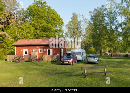 SCANIA, SCHWEDEN AM 19. MAI 2012. Blick auf Autos, Hütte und Rasen. Abend im Soderasen Inn. Nicht identifizierte Personen. Redaktionelle Verwendung. Stockfoto