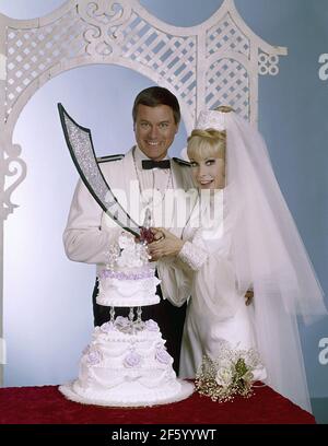 BARBARA EDEN und LARRY HAGMAN in I DREAM OF JEANNIE (1965), Regie HAL COOPER und CLAUDIO GUZMAN. Kredit: BILDSCHIRM EDELSTEINE / Album Stockfoto