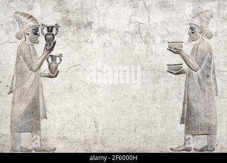 Alte Mauer mit Basrelief mit zwei ausländischen Botschaftern mit Geschenk und Spende, Persepolis, Iran. Horizontaler Hintergrund mit geprägtem Bild persisch Stockfoto