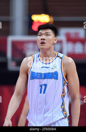 Zhuji, Chinas Provinz Zhejiang. März 2021, 29th. Fan Ziming von Beijing Ducks reagiert während des 50th Runden Spiels zwischen Beijing Ducks und Zhejiang Lions in der Saison 2020-2021 der Chinese Basketball Association (CBA) Liga in Zhuji, Ost-China Zhejiang Provinz, 29. März 2021. Quelle: Huang Zongzhi/Xinhua/Alamy Live News Stockfoto