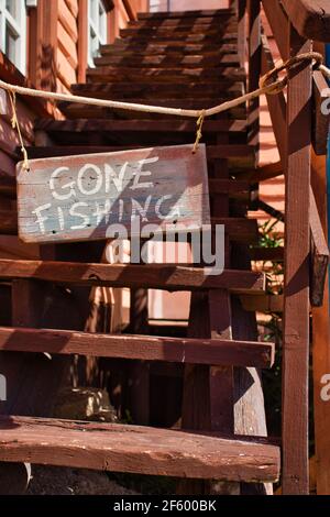 Gone Fishing Schild über eine Treppe auf dem Popeye Filmset, Popeye Village in Malta. Stockfoto