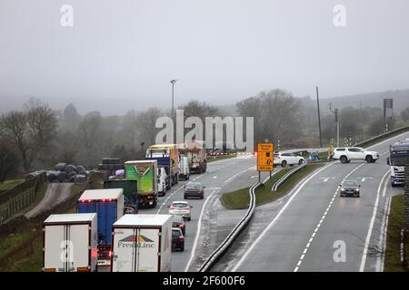 A66, Bowes, County Durham, Großbritannien. 29th. März 2021. Wetter in Großbritannien. Die A66 ist zwischen Bowes in der Grafschaft Durham und Brough in Cumbria geschlossen, nachdem ein LKW in der Nacht von starken Winden überwehen wurde. Die Straße bleibt gesperrt, bis bei leichtem Wind die Erholung stattfinden kann. Kredit: David Forster/Alamy Live Nachrichten Stockfoto