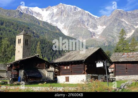 Blick auf das historische Zentrum von Macugnaga, Italien, mit typischen Walserhäusern aus Holz Stockfoto