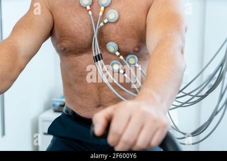 Patient auf dem Heimtrainer mit Elektroden während des EKGs Stockfoto