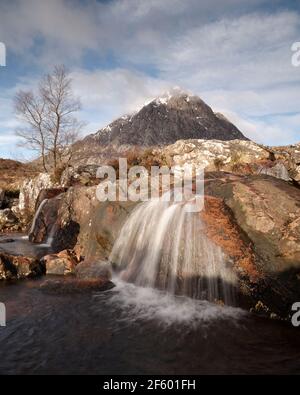 Ein Frühlingsmorgen an den berühmten Wasserfällen in Glencoe Stockfoto