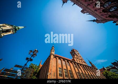 Torun, Polen - August 2020 : EINE Aufnahme des Uhrturms des Ratusz-Gebäudes Stockfoto