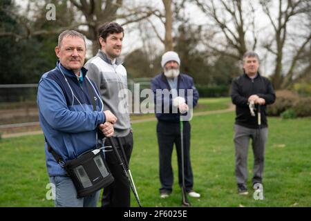 London, Großbritannien. 29. März 2021, London, Großbritannien: Covid-Überlebender, David Sheridan, Bereitet sich auf Abschlag am Brent Valley Golfplatz am Tag Golf kehrt als Teil der Regierung Roadmap aus Lockdown. Herr Sheridan, der immer noch eine Sauerstoffmaschine trägt und seine Sauerstoffwerte überwacht, war mit Covid-19 einen Monat lang auf der Intensivstation und wurde am 5. März entlassen. Der ehemalige Kapitän im Brent Valley Golf Club, plante er 18 Löcher zu spielen, wurde aber von seinem Bruder begleitet, falls er die Runde nicht abschließen konnte. Foto: Roger Garfield/Alamy Live News Stockfoto