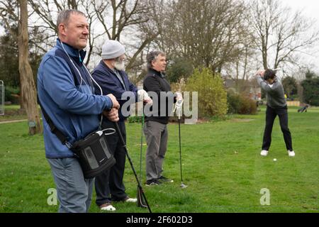 London, Großbritannien. 29. März 2021, London, Großbritannien: Covid-Überlebender, David Sheridan, Bereitet sich auf Abschlag am Brent Valley Golfplatz am Tag Golf kehrt als Teil der Regierung Roadmap aus Lockdown. Herr Sheridan, der immer noch eine Sauerstoffmaschine trägt und seine Sauerstoffwerte überwacht, war mit Covid-19 einen Monat lang auf der Intensivstation und wurde am 5. März entlassen. Der ehemalige Kapitän im Brent Valley Golf Club, plante er 18 Löcher zu spielen, wurde aber von seinem Bruder begleitet, falls er die Runde nicht abschließen konnte. Foto: Roger Garfield/Alamy Live News Stockfoto