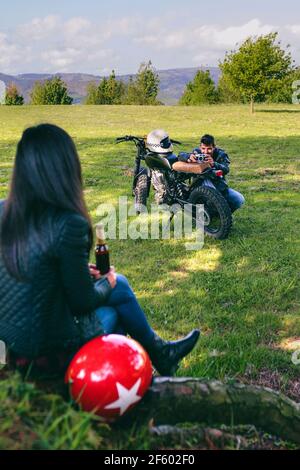 Paar ruhen von einer Motorradreise, Bild Stockfoto