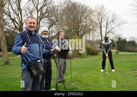 London, Großbritannien. 29. März 2021, London, Großbritannien: Covid-Überlebender, David Sheridan, Bereitet sich auf Abschlag am Brent Valley Golfplatz am Tag Golf kehrt als Teil der Regierung Roadmap aus Lockdown. Herr Sheridan, der immer noch eine Sauerstoffmaschine trägt und seine Sauerstoffwerte überwacht, war mit Covid-19 einen Monat lang auf der Intensivstation und wurde am 5. März entlassen. Der ehemalige Kapitän im Brent Valley Golf Club, plante er 18 Löcher zu spielen, wurde aber von seinem Bruder begleitet, falls er die Runde nicht abschließen konnte. Foto: Roger Garfield/Alamy Live News Stockfoto