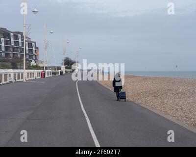 Bognor Regis, Großbritannien, 28th. März 2021. Nur wenige Menschen gehen an der Strandpromenade von Bognor Regis in West Sussex entlang, an einem Sonntagnachmittag während der Coronavirus-Pandemie. Quelle: Joe Kuis / Alamy News Stockfoto