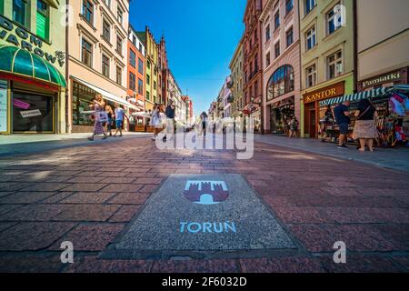 Torun, Polen - August 2020 : Torun Stadtwappen auf dem Straßenpflaster in der historischen Altstadt Stockfoto