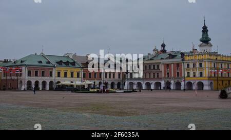 Zamosc, Polen, 10. November 2020. Stadt Zamosc ist UNESCO-Weltkulturerbe. Toller Marktplatz. UNESCO-Weltkulturerbe Stadt mit Renaissance und Baro Stockfoto