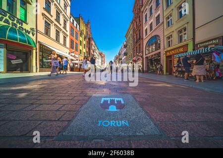 Torun, Polen - August 2020 : Torun Stadtwappen auf dem Straßenpflaster in der historischen Altstadt Stockfoto