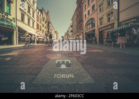 Torun, Polen - August 2020 : Torun Stadtwappen auf dem Straßenpflaster in der historischen Altstadt Stockfoto