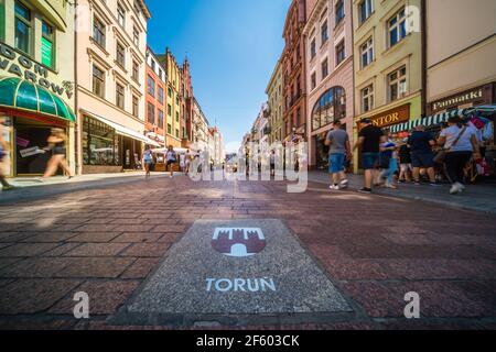 Torun, Polen - August 2020 : Torun Stadtwappen auf dem Straßenpflaster in der historischen Altstadt Stockfoto