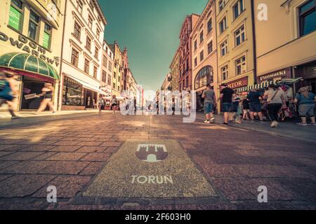 Torun, Polen - August 2020 : Torun Stadtwappen auf dem Straßenpflaster in der historischen Altstadt Stockfoto