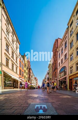 Torun, Polen - August 2020 : Torun Stadtwappen auf dem Straßenpflaster in der historischen Altstadt Stockfoto