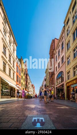 Torun, Polen - August 2020 : Torun Stadtwappen auf dem Straßenpflaster in der historischen Altstadt Stockfoto