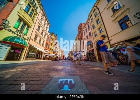 Torun, Polen - August 2020 : Torun Stadtwappen auf dem Straßenpflaster in der historischen Altstadt Stockfoto