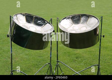 Ein Paar musikalische Metal Steel Drums auf Ständern. Stockfoto