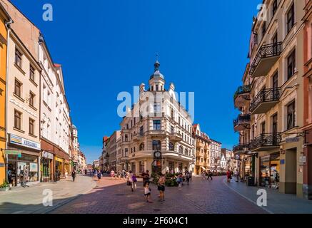 Torun, Polen - August 2020 : Menschenmassen, die durch das geschäftige Zentrum der bunt renovierten historischen Mietshäuser und Gebäude in Th Stockfoto