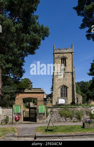 Kirche des Heiligen Kreuzes im Dorf Gilling East, Yorkshire, Großbritannien; früheste Teile stammen aus dem 13th. Jahrhundert. Stockfoto