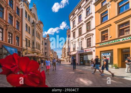 Torun, Polen - August 2020 : Menschen auf den Straßen der Altstadt von Torun Stockfoto