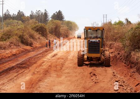 NAHE MALINDI, KENIA, AFRIKA - Straßenbau in Afrika Stockfoto