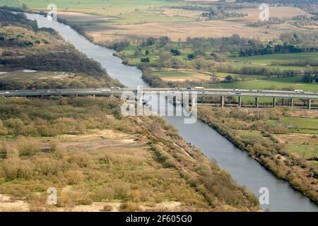 Eine Luftaufnahme des Thelwell Viadukts aus dem Jahr M6, der den Manchester Ship Canal östlich von Warrington, Nordwestengland, Großbritannien, überquert Stockfoto