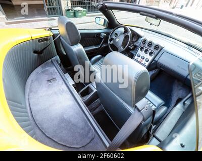 Gelber Alfa Romeo Spider GTV Cabriolet-Roadster Stockfoto