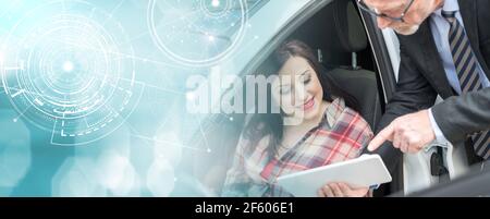 Autoverkäufer gibt Erklärungen auf Tablette, um hübsche junge Frau; Mehrfachbelichtung Stockfoto