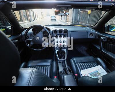 Gelber Alfa Romeo Spider GTV Cabriolet-Roadster Stockfoto