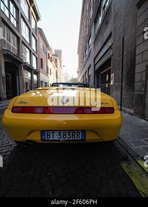 Gelber Alfa Romeo Spider GTV Cabriolet-Roadster Stockfoto