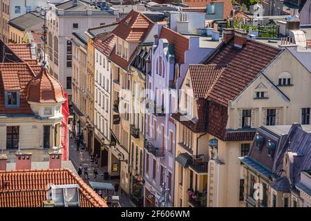 Torun, Polen - August 2020 : Menschen auf den Straßen von Torun Altstadt im Sommer, Foto von hoch über Aussichtsplattform im Ratusz aufgenommen Stockfoto