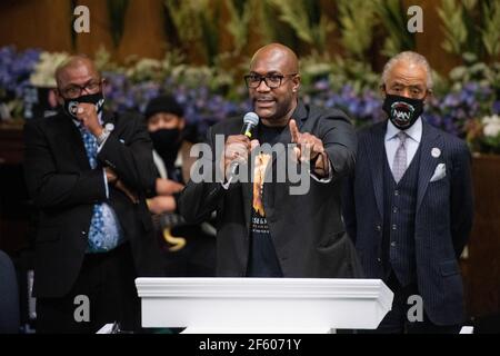 Philonise Floyd, George Floyds Bruder spricht bei der Gebetswache und Kundgebung an der Greater Friendship Missionary Church am 28. März 2021, die Nacht vor dem Beginn des Derek Chauvin-Prozesses in Minneapolis, Minnesota. Foto: Chris Tuite/ImageSPACE/MediaPunch Stockfoto