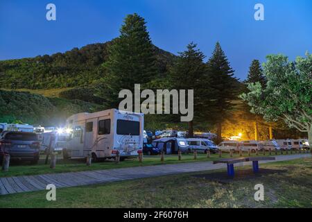 Ein Wohnwagenpark am Fuße des Mount Maunganui, Neuseeland, fotografiert bei Nacht Stockfoto