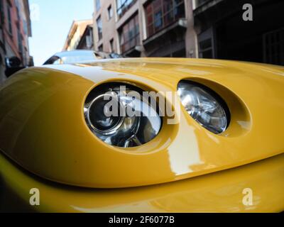 Gelber Alfa Romeo Spider GTV Cabriolet-Roadster Stockfoto