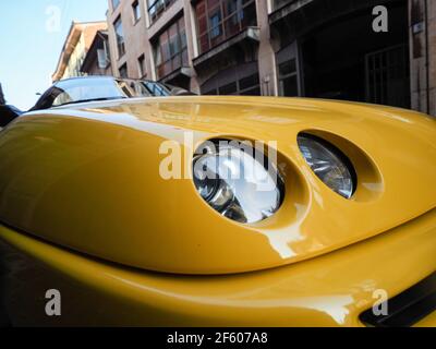 Gelber Alfa Romeo Spider GTV Cabriolet-Roadster Stockfoto