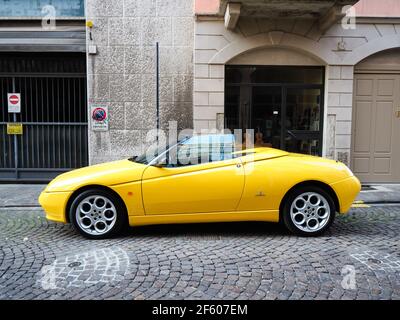 Gelber Alfa Romeo Spider GTV Cabriolet-Roadster Stockfoto