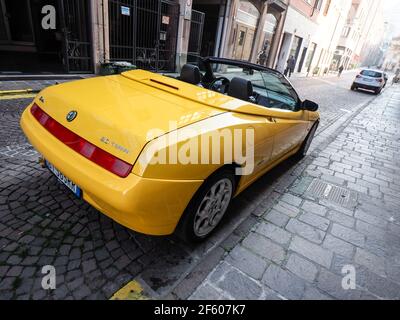 Gelber Alfa Romeo Spider GTV Cabriolet-Roadster Stockfoto