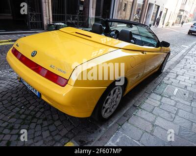 Gelber Alfa Romeo Spider GTV Cabriolet-Roadster Stockfoto