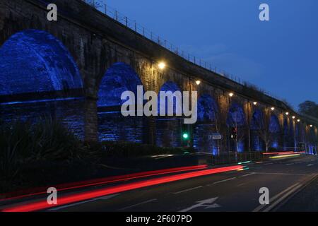 Eisenbahnviadukt, Kilmarnock, Ayrshire, Schottland, Großbritannien. 18. März 2021 das Kilmarnock Eisenbahnviadukt, lokal als Viadukt bekannt, ist ein Eisenbahnviadukt, das das Stadtzentrum von Kilmarnock durchquert und zwischen 1843 und 1850 gebaut wurde. Die Brücke beginnt am Bahnhof Kilmarnock und führt zu Zielen in England. Es ist ein markantes Merkmal des Stadtzentrums mit 23 gemauerten Bögen und definiert die nördliche Grenze des Stadtzentrums. Es wurde im Jahr 1840s gebaut, um die Strecke Glasgow – Kilmarnock nach Carlisle weiterzuführen Stockfoto