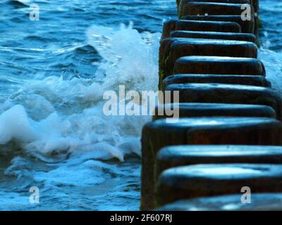 Wellenbrecher in der ostsee mit wabenden Wellen Stockfoto