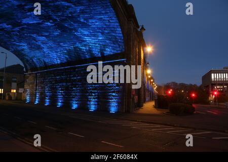 Eisenbahnviadukt, Kilmarnock, Ayrshire, Schottland, Großbritannien. 18. März 2021 das Kilmarnock Eisenbahnviadukt, lokal als Viadukt bekannt, ist ein Eisenbahnviadukt, das das Stadtzentrum von Kilmarnock durchquert und zwischen 1843 und 1850 gebaut wurde. Die Brücke beginnt am Bahnhof Kilmarnock und führt zu Zielen in England. Es ist ein markantes Merkmal des Stadtzentrums mit 23 gemauerten Bögen und definiert die nördliche Grenze des Stadtzentrums. Es wurde im Jahr 1840s gebaut, um die Strecke Glasgow – Kilmarnock nach Carlisle weiterzuführen Stockfoto