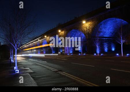 Eisenbahnviadukt, Kilmarnock, Ayrshire, Schottland, Großbritannien. 18. März 2021 das Kilmarnock Eisenbahnviadukt, lokal als Viadukt bekannt, ist ein Eisenbahnviadukt, das das Stadtzentrum von Kilmarnock durchquert und zwischen 1843 und 1850 gebaut wurde. Die Brücke beginnt am Bahnhof Kilmarnock und führt zu Zielen in England. Es ist ein markantes Merkmal des Stadtzentrums mit 23 gemauerten Bögen und definiert die nördliche Grenze des Stadtzentrums. Es wurde im Jahr 1840s gebaut, um die Strecke Glasgow – Kilmarnock nach Carlisle weiterzuführen Stockfoto